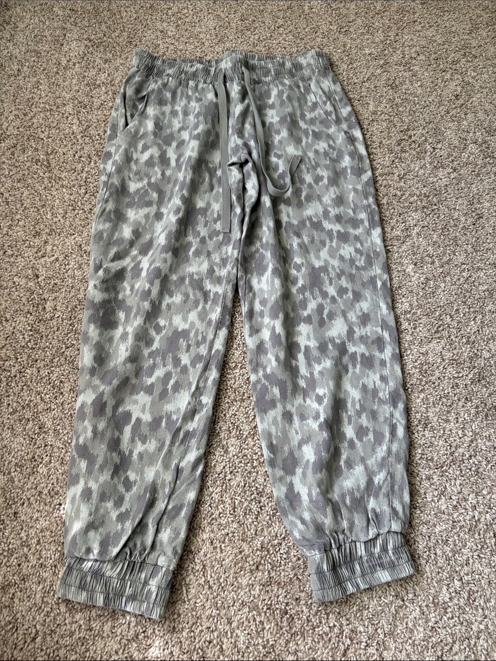 cloth & stone Olive Gray Camo Drawstring Joggers